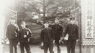 石川県師範学校の正門と師範生